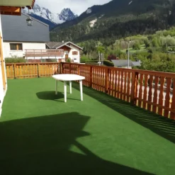 DÉCOWEB - Moquette d'extérieur verte sur plots - imitation gazon synthétique - rouleau de 4m x 23m