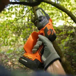YARD FORCE - Mini-tronçonneuse à main sans-fil 20v avec guide chaine 13cm - ls c13